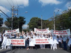 Dentistas e estudantes de odontologia realizam protesto contra violência pelas ruas de São José dos Campos, no interior de São Paulo. (Fonte:G1)